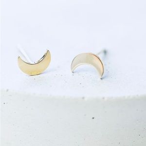 Lunar moon glow 🌙 love studs in gold